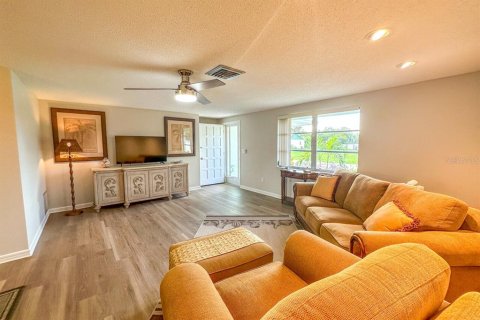 House in Englewood, Florida 2 bedrooms, 120.22 sq.m. № 1906083 - photo 12