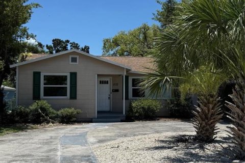 House in Saint Petersburg, Florida 3 bedrooms, 141.03 sq.m. № 1792808 - photo 1