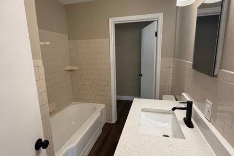 House in Saint Petersburg, Florida 3 bedrooms, 141.03 sq.m. № 1792808 - photo 11