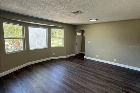 House in Saint Petersburg, Florida 3 bedrooms, 141.03 sq.m. № 1792808 - photo 3