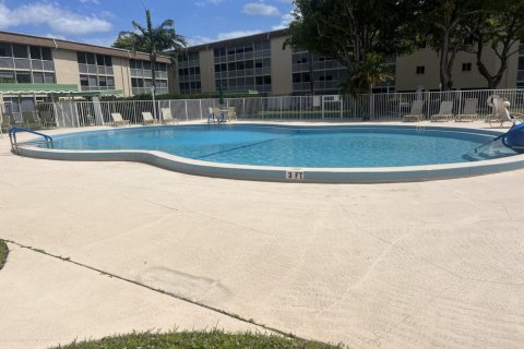 Condo in Palm Springs, Florida, 1 bedroom  № 1096420 - photo 1