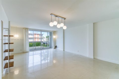Copropriété à louer à Bay Harbor Islands, Floride: 1 chambre, 104.52 m2 № 2377102 - photo 5