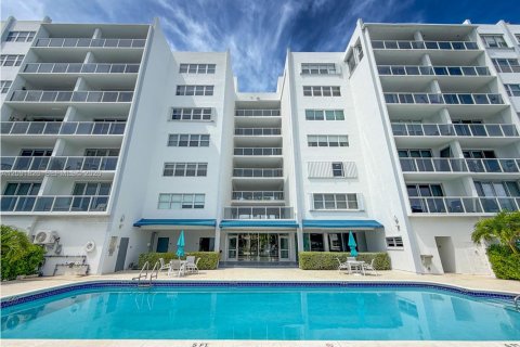 Condo à Bay Harbor Islands, Floride, 1 chambre  № 2377102