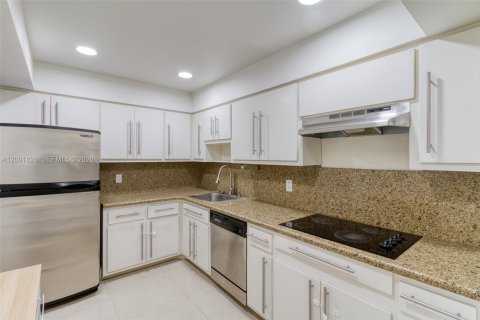 Copropriété à louer à Bay Harbor Islands, Floride: 1 chambre, 104.52 m2 № 2377102 - photo 11