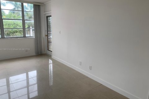 Снять в аренду кондоминиум в Норт-Майами-Бич, Флорида 1 спальня, 73.39м2, № 1977633 - фото 3