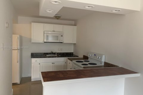 Снять в аренду кондоминиум в Норт-Майами-Бич, Флорида 1 спальня, 73.39м2, № 1977633 - фото 1