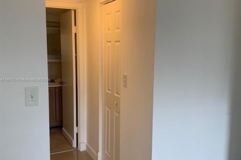 Снять в аренду кондоминиум в Норт-Майами-Бич, Флорида 1 спальня, 73.39м2, № 1977633 - фото 4