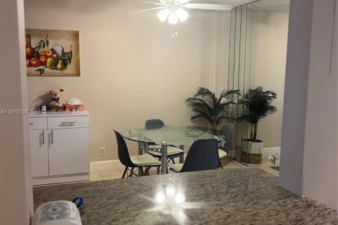 Condo in Pompano Beach, Florida, 1 bedroom  № 2040121 - photo 23