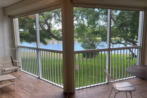 Condo in Pompano Beach, Florida, 1 bedroom  № 2040121 - photo 3