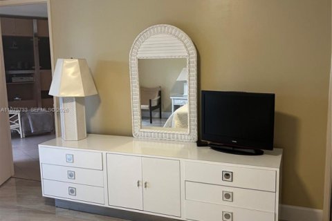 Condo in Pompano Beach, Florida, 1 bedroom  № 2040121 - photo 17