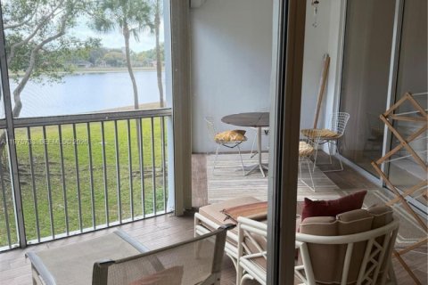 Condo in Pompano Beach, Florida, 1 bedroom  № 2040121 - photo 5