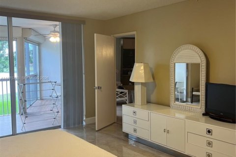 Condo in Pompano Beach, Florida, 1 bedroom  № 2040121 - photo 18