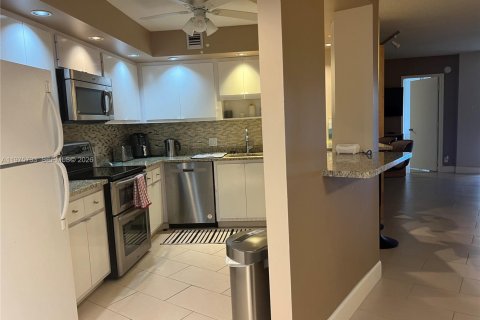 Condo in Pompano Beach, Florida, 1 bedroom  № 2040121 - photo 24