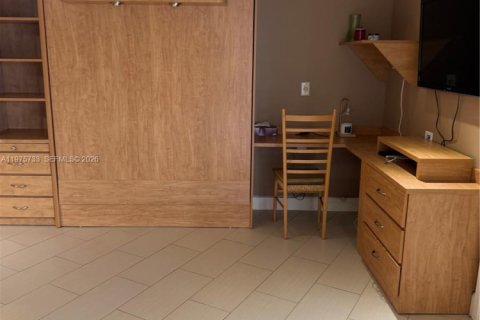 Condo in Pompano Beach, Florida, 1 bedroom  № 2040121 - photo 9