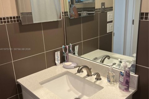 Condo in Pompano Beach, Florida, 1 bedroom  № 2040121 - photo 27