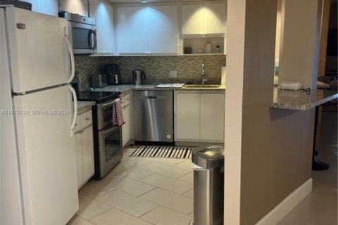 Condo in Pompano Beach, Florida, 1 bedroom  № 2040121 - photo 20