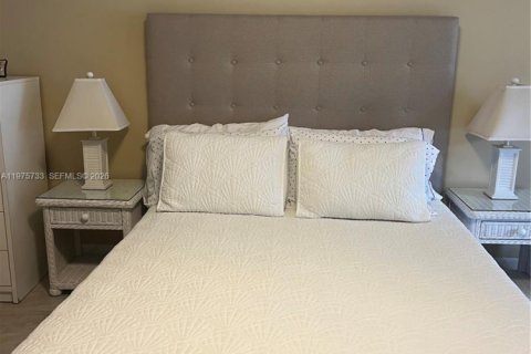 Condo in Pompano Beach, Florida, 1 bedroom  № 2040121 - photo 14