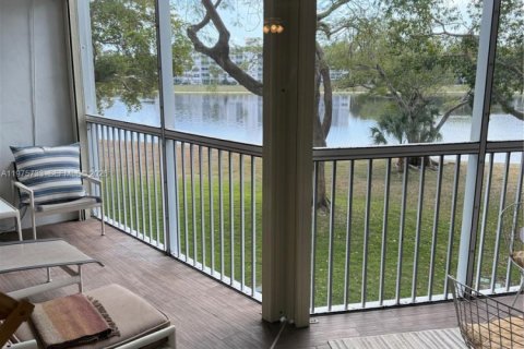 Condo in Pompano Beach, Florida, 1 bedroom  № 2040121 - photo 2