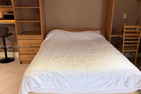 Condo in Pompano Beach, Florida, 1 bedroom  № 2040121 - photo 12