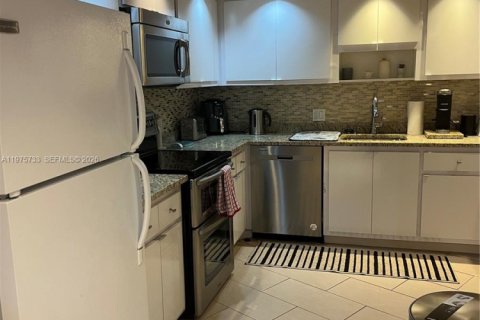 Condo in Pompano Beach, Florida, 1 bedroom  № 2040121 - photo 25