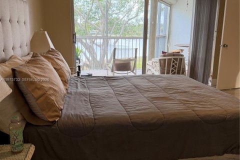 Condo in Pompano Beach, Florida, 1 bedroom  № 2040121 - photo 15