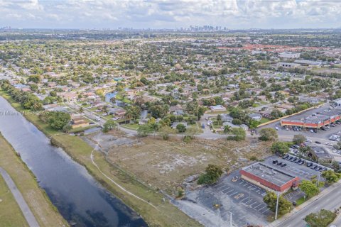 Commercial property in Lauderdale Lakes, Florida № 1860271 - photo 12