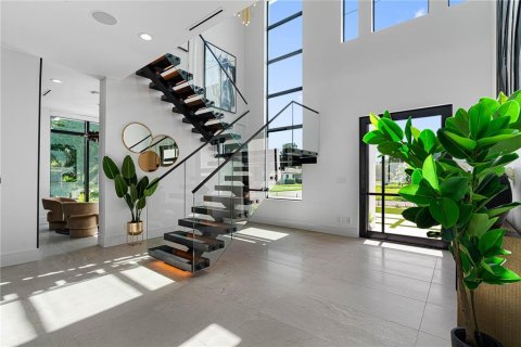 House in Tampa, Florida 5 bedrooms, 529.54 sq.m. № 2430658 - photo 2