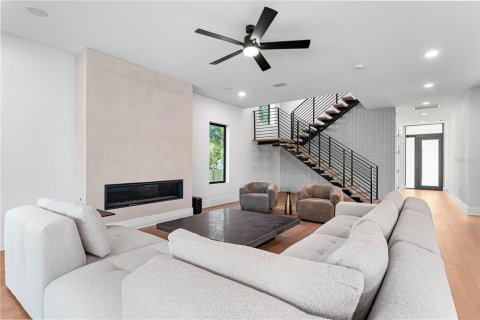 House in Tampa, Florida 5 bedrooms, 529.54 sq.m. № 2430658 - photo 3