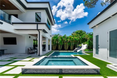 House in Tampa, Florida 5 bedrooms, 529.54 sq.m. № 2430658 - photo 18