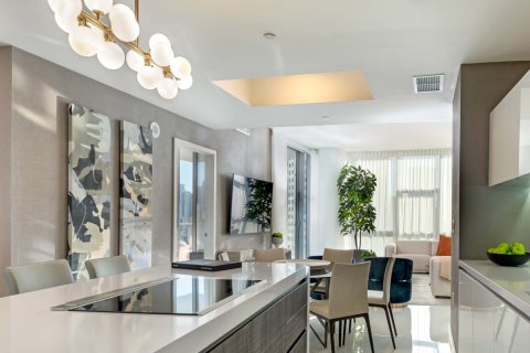 Apartment in PARAMOUNT WORLD CENTER  in Miami, Florida 4 bedrooms, 308 sq.m. № 26575 - photo 1