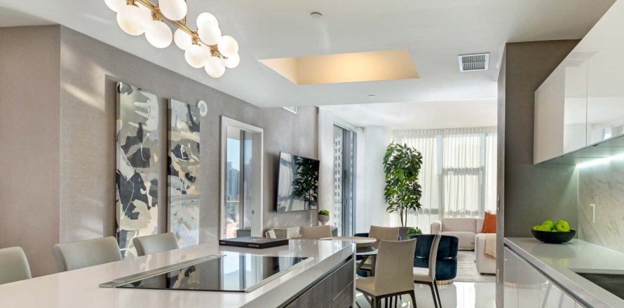 Apartment in PARAMOUNT WORLD CENTER in Miami, Florida 4 bedrooms, 308 sq.m. № 26575