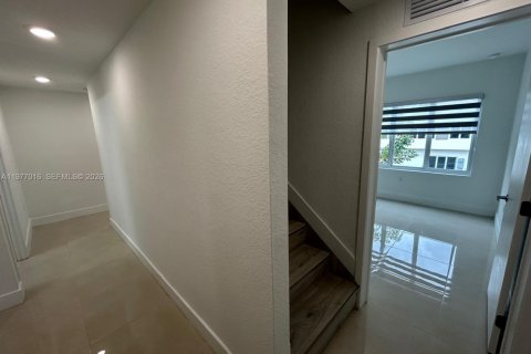 House in Homestead, Florida 3 bedrooms, 129.88 sq.m. № 2042122 - photo 13