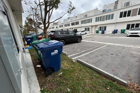 House in Homestead, Florida 3 bedrooms, 129.88 sq.m. № 2042122 - photo 25