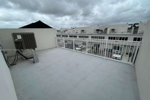 House in Homestead, Florida 3 bedrooms, 129.88 sq.m. № 2042122 - photo 24