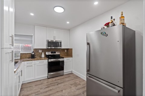 Villa ou maison à vendre à Miami Gardens, Floride: 4 chambres, 115.2 m2 № 2023683 - photo 7