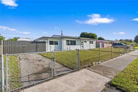 Villa ou maison à vendre à Miami Gardens, Floride: 4 chambres, 115.2 m2 № 2023683 - photo 2