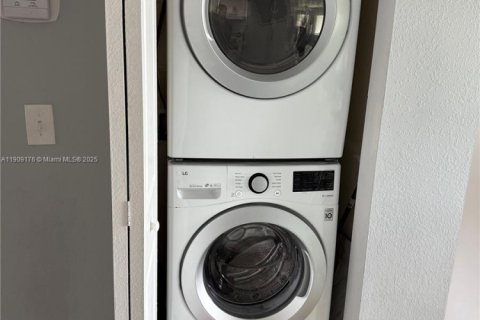 Condo in Margate, Florida, 1 bedroom № 1964486 - photo 2