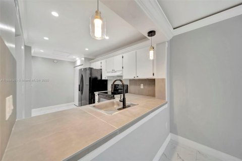 Copropriété à vendre à Miami, Floride: 2 chambres, 90.12 m2 № 1945970 - photo 4