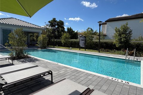 Снять в аренду виллу или дом в Пемброк-Пайнс, Флорида 3 спальни, № 2004949 - фото 2