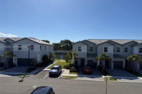 Снять в аренду виллу или дом в Пемброк-Пайнс, Флорида 3 спальни, № 2004949 - фото 30