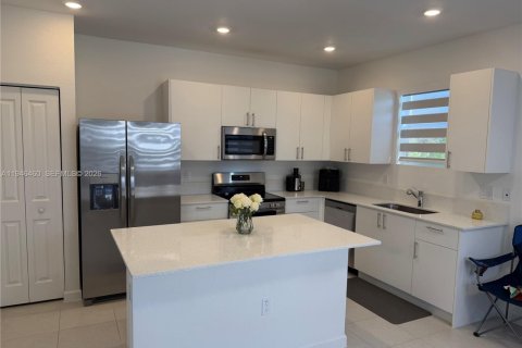 Снять в аренду виллу или дом в Пемброк-Пайнс, Флорида 3 спальни, № 2004949 - фото 4