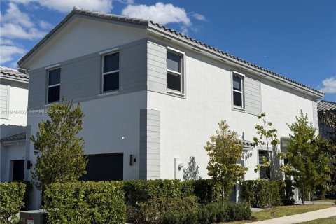 Дом в Пемброк-Пайнс, Флорида 3 спальни № 2004949