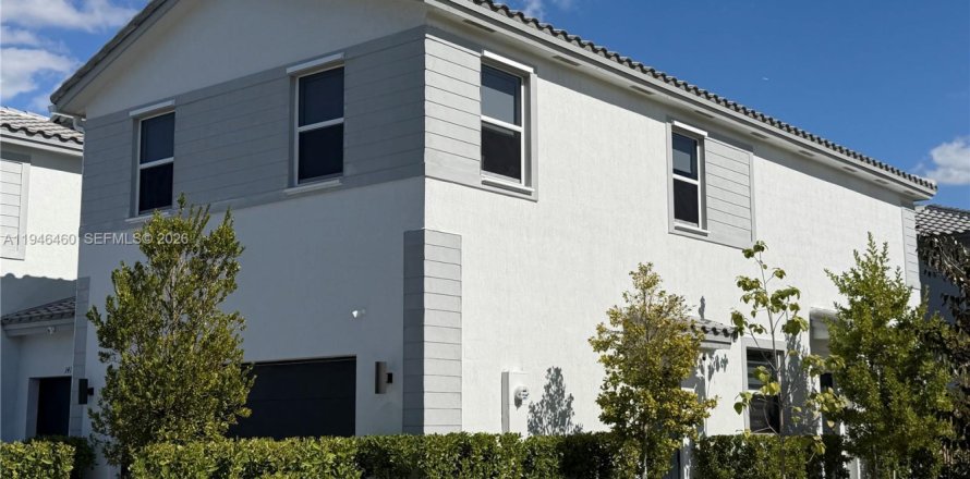 Дом в Пемброк-Пайнс, Флорида 3 спальни № 2004949