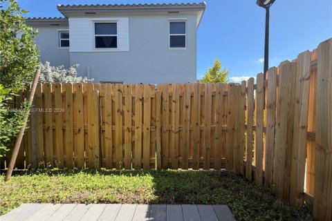 Снять в аренду виллу или дом в Пемброк-Пайнс, Флорида 3 спальни, № 2004949 - фото 27