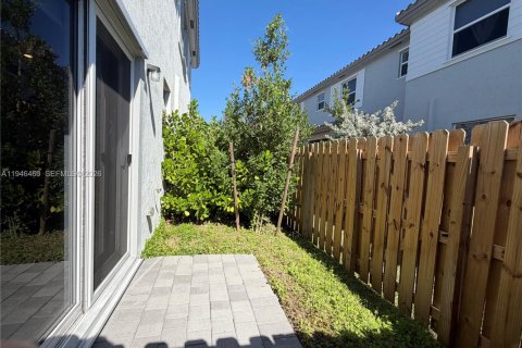 Снять в аренду виллу или дом в Пемброк-Пайнс, Флорида 3 спальни, № 2004949 - фото 3