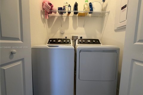 Снять в аренду виллу или дом в Пемброк-Пайнс, Флорида 3 спальни, № 2004949 - фото 26