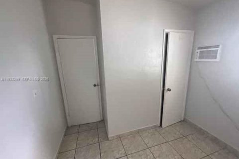 Снять в аренду виллу или дом в Майами, Флорида 2 спальни, 62.71м2, № 1991241 - фото 12