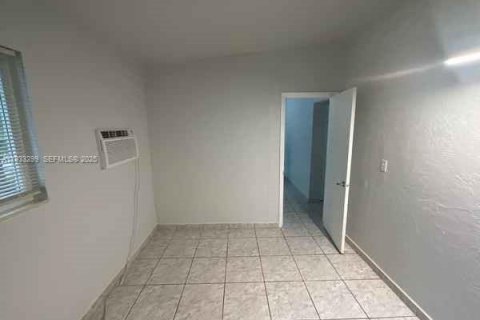 Снять в аренду виллу или дом в Майами, Флорида 2 спальни, 62.71м2, № 1991241 - фото 3