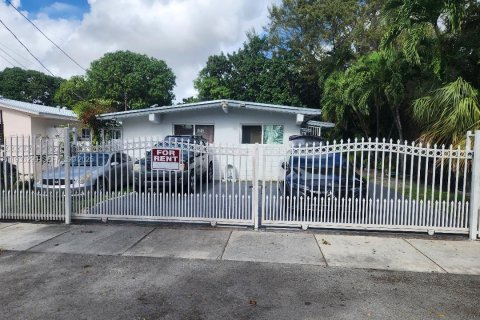 Снять в аренду виллу или дом в Майами, Флорида 2 спальни, 62.71м2, № 1991241 - фото 1