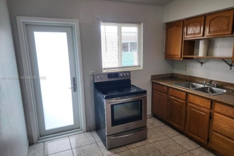 Снять в аренду виллу или дом в Майами, Флорида 2 спальни, 62.71м2, № 1991241 - фото 2